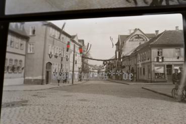 drei alte Negative - SA Marsch durch mir unbekannte geschmückte Stadt - Werbung Ausstellung Wohnräume Georg John.